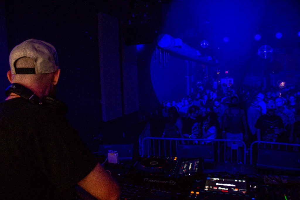 Andy Bruh at the decks, Aisle 5