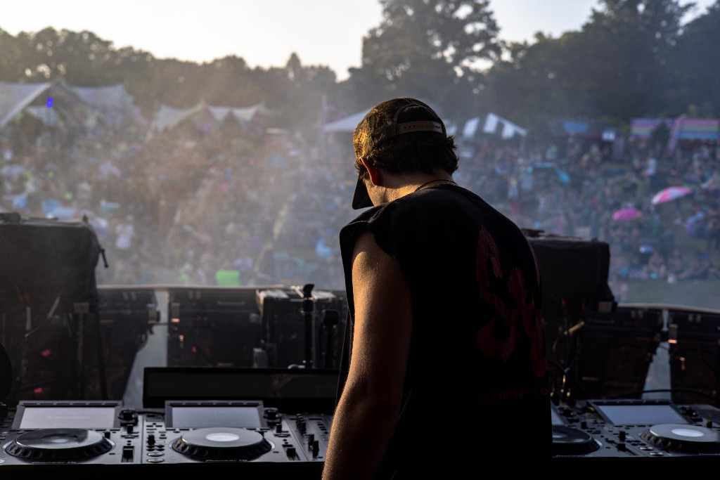 From behind Daggz — Pioneer decks, crowd on the hill