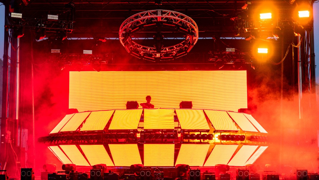 Saucer booth at night — orange LED, red haze