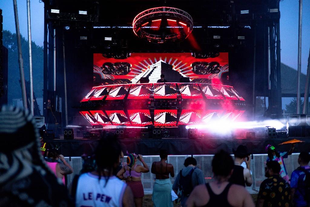 Pyramid visuals on the saucer, crowd at dusk