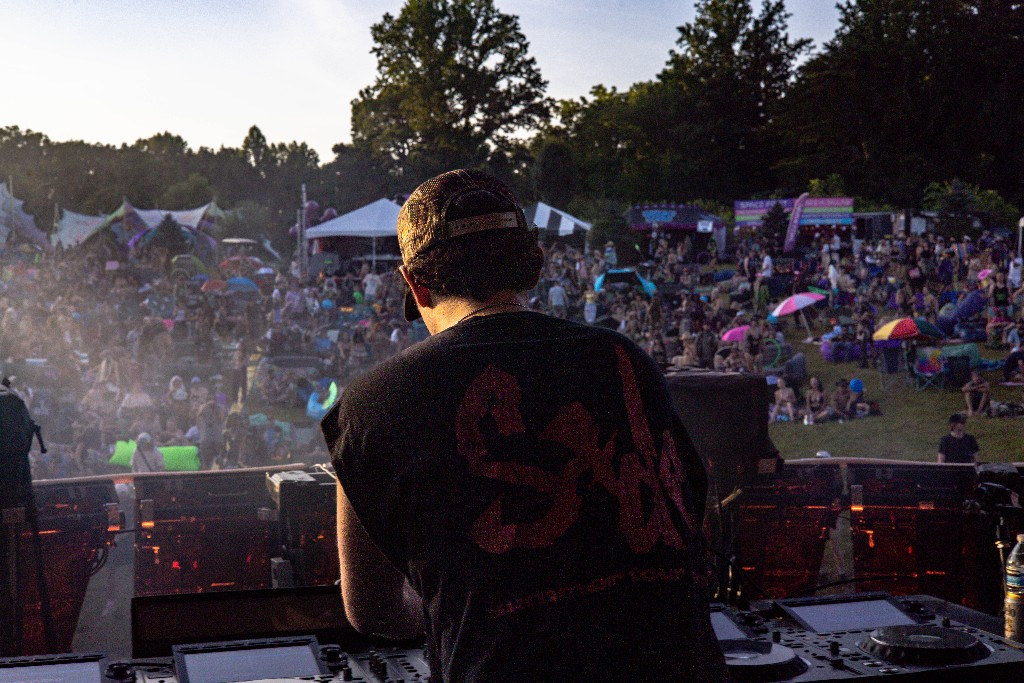 From behind Daggz — backward cap, hill packed with the crowd