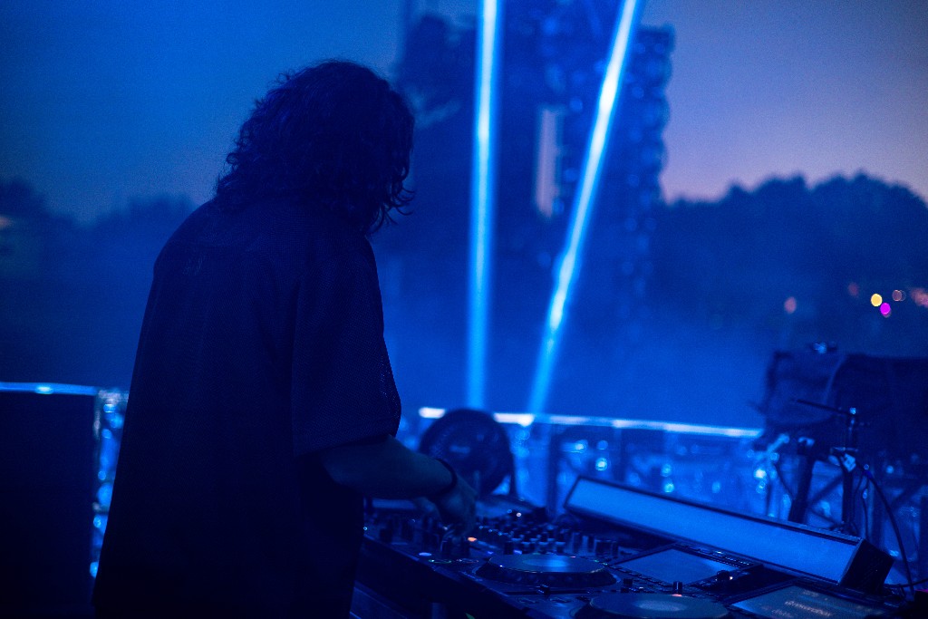 FLY at the decks