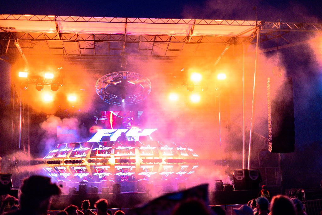 FLY stage wash