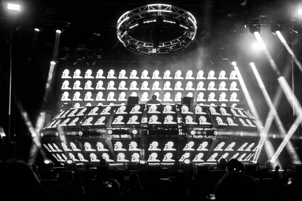 Stage covered in repeating head-silhouette projections