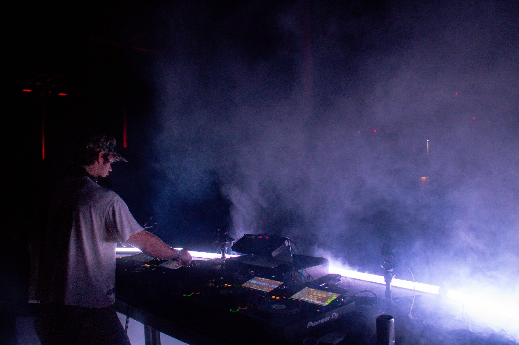 It's Murph at the decks, white LED bar through haze