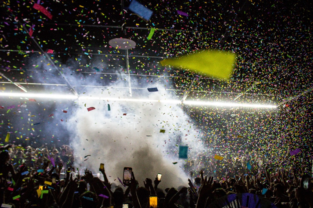 Confetti drop and smoke over the crowd, DEF: Warehouse